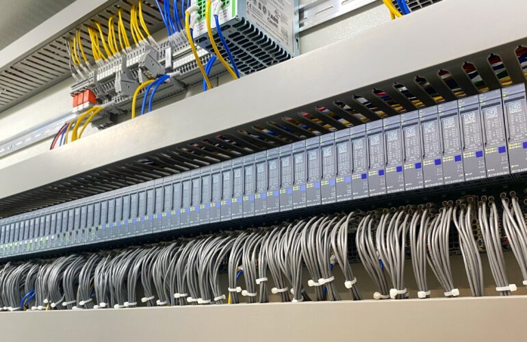 Schakelkast met PLC-modules en bekabeling, het werkterrein van een PLC-technieker