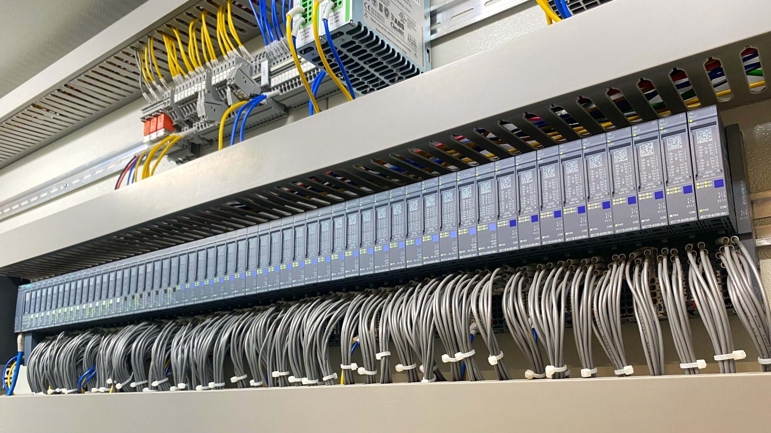 Schakelkast met PLC-modules en bekabeling, het werkterrein van een PLC-technieker
