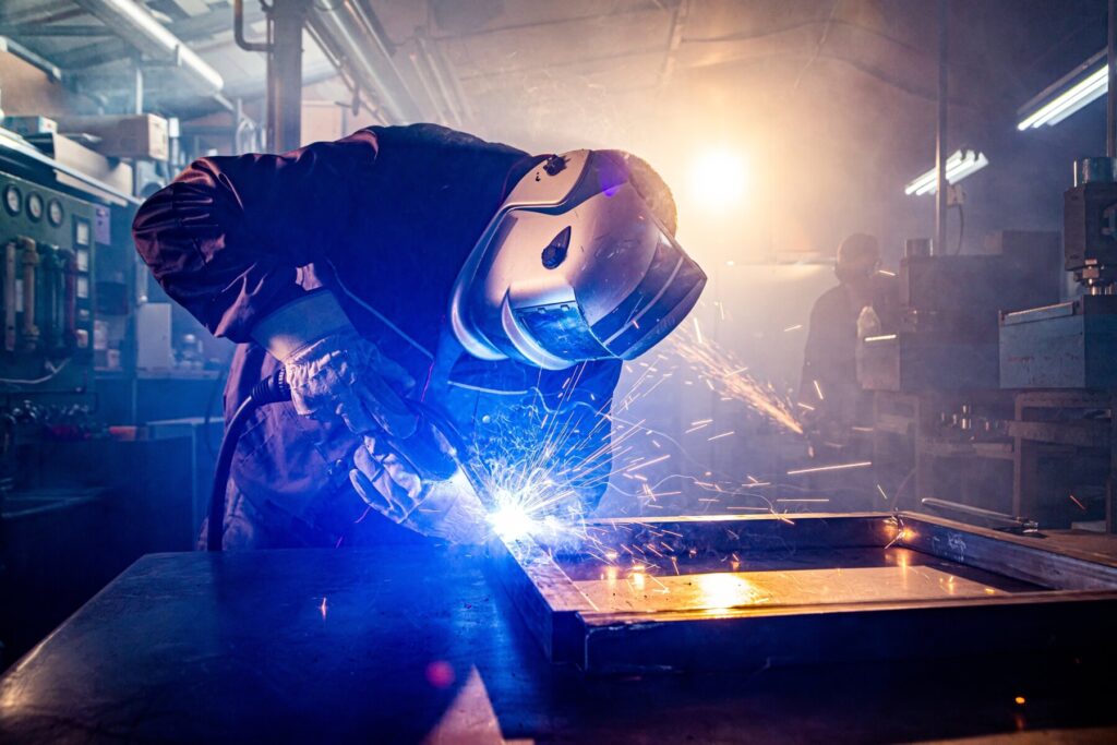 Zelfstandige lasser aan het werk in een werkplaats